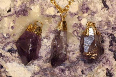Ametyst mørk krystallanheng ca 2cm med gull topp