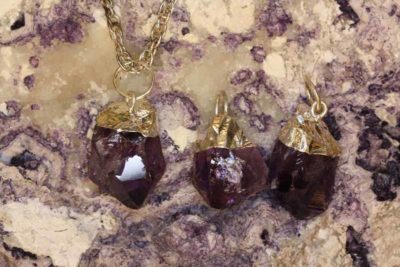 Ametyst mørk krystallanheng ca 2cm med sølv topp