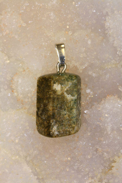 Beryll brun krystallanheng 7g 13x20mm fra Iveland i Setesdal.