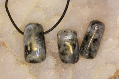 Blue pearl steinanheng med lærsnor ca 3cm