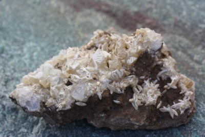 Calcitt gruppe 0.2kg 7x11cm fra Fuglafjørdur på Færøyene