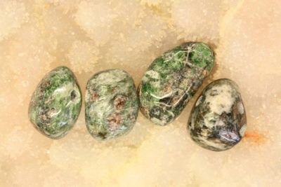 Eklogitt steinanheng med 3mm hull ca 2cm