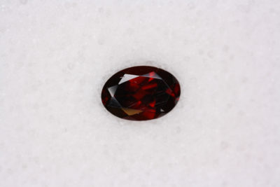 Granat rød fasett oval 5x7mm 1.03ct