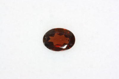 Granat rød fasett 0.94ct 5.2×7.0mm