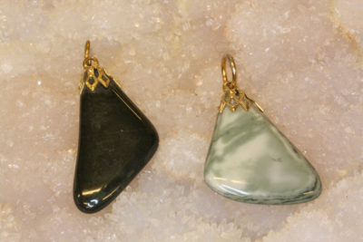 Hornfels tulipananheng med gullfarget topp ca 3cm