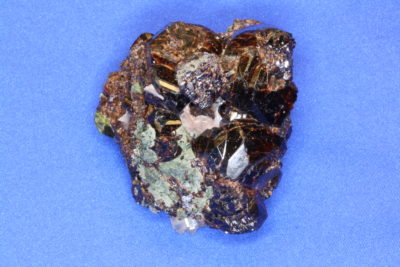 Andraditt granat fra Industritoppen Stoa i Arendal 185g 4×5.5cm