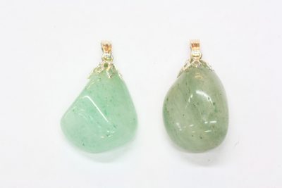 Aventurin lys grønn tulipananheng med sølvfarget topp  ca 3cm