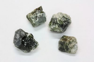Diopsid edel krystall ca 1.5cm fra Kragerø i Norge