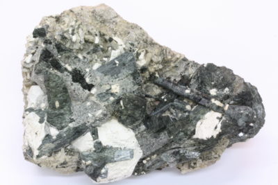 Hydroxylapatitt og Ferrohornblende fra Oksøykollen, Snarum i Modum 0.83kg 9x12cm