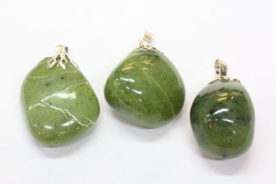 Jade nepheritt tulipananheng med sølvfarget topp, ca 2.5cm