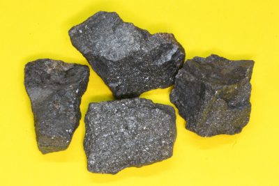 Manganitt råsteinsbit 3 til 5cm