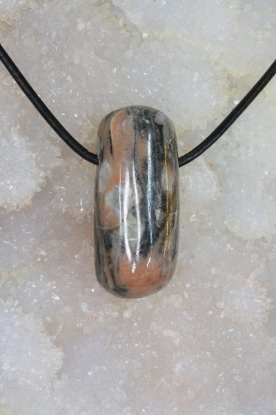 Mylonitt Norge A håndslipt steinanheng med lærsnor 30mm lang