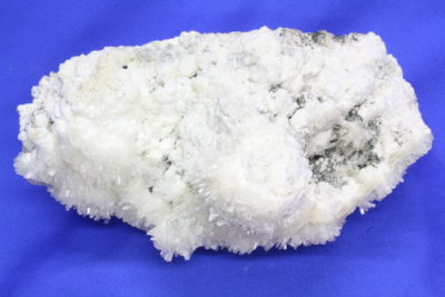 Natrolitt, Analcim fra Tuffen i Tveidalen i Larvik 0.95kg 10x18cm