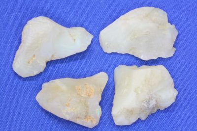 Opal melke råsteinsbit ca 2cm fra Australia i mikroeske