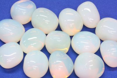 Opal blå polert  Syntetisk  2 til 2.5cm