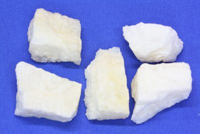 Petalitt hvit  råsteinsbit ca 3cm Fra Varuträsk i Sverige