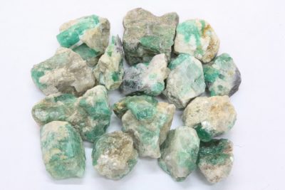 Smaragd krystall ca 10mm i mikroeske fra Byrud gruver på Minnesund Norge