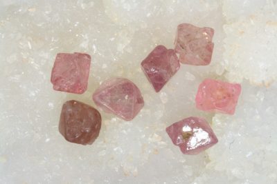 Spinell rosa krystall ca 5mm fra Magok i Myanmar i mikroeske.