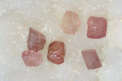 Spinell rosa krystall 6 til 7mm fra Magok i Myanmar i mikroeske.