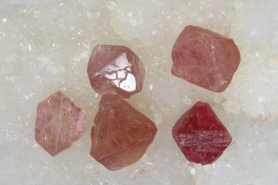 Spinell rosa krystall ca 8mm fra Magok i Myanmar i mikroeske.