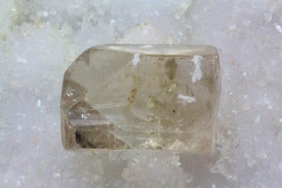 Topas gyllen krystall 63.04ct 22mm lang fra Afganistan