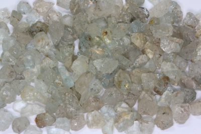 Topas blå krystall 5 til 10mm i mikroeske  fra Grimsrud på Hurum
