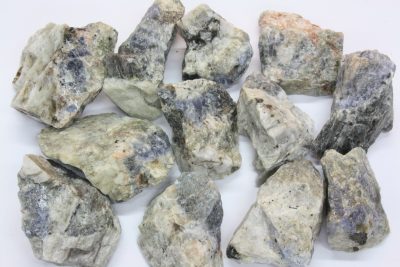 Sodalitt UV råsteinsbit ca 3cm fra Saga i Tveidalen Norge.