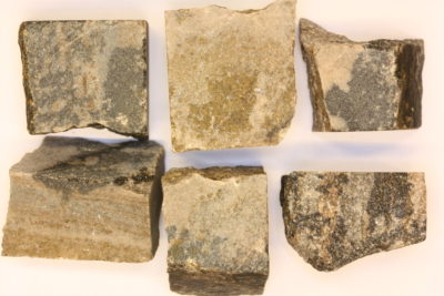 Braunitt råsteinsbit 3 til 4cm