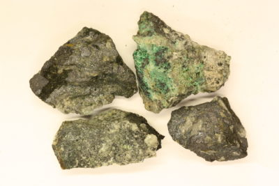 Chalcosin råsteinsbit fra Huken på Grorud i Oslo ca 3cm