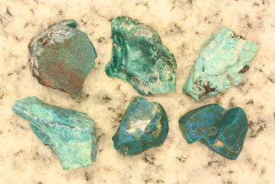 Chrysocolla råsteinsbit fra Chile 1 til 2cm i mikro eske