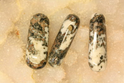 Coronitt håndslipt anheng med 4mm hull ca 3.5cm