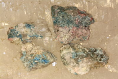 Idocras blå «Cyprin» krystaller i moderstein ca 3cm fra Øvstebø på Sauland i Telemark