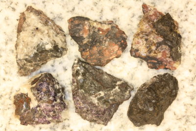 Calcitt sort råsteinsbit ca 3cm