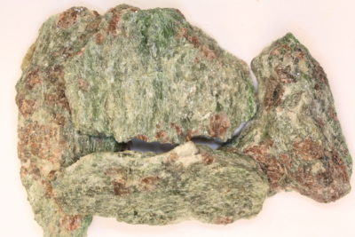 Eklogitt råsteinsbit 4 til 5cm