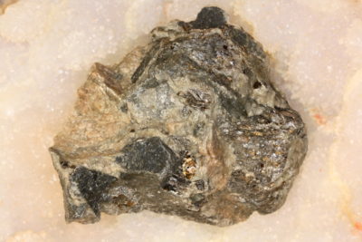 Enstatitt krystall i moderstein 95g 5×6.5cm fra Ødegaarden Verk