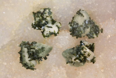 Epidot på Albitt fra Foksrød i Sandefjord 1.5  til 2cm i mikroeske