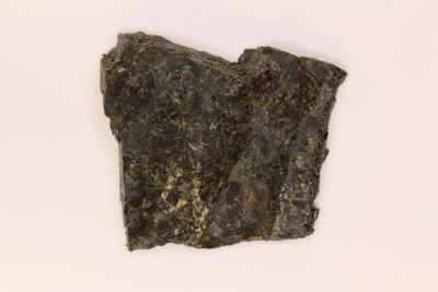 Fergusonitt (Y) krystall i moderstein fra Lapplægeret, Drag i Tysfjord 17g 2.5x3cm