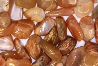 Månestein rød polert 2 til 3cm