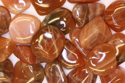 Månestein rød polert ca 3cm