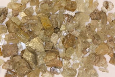 Månestein regnbue råsteinsbit i mikroeske ca 1cm