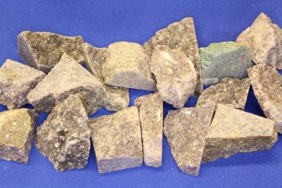 Lepidolitt råsteinsbit ca 3cm fra Varuträsk, Skellefteå, Sverige