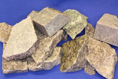 Lepidolitt råsteinsbit 4 til 5cm fra Varuträsk, Skellefteå, Sverige