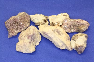 Lepidolitt krystaller i moderstein 3 til 4cm fra Karibib i Namibia