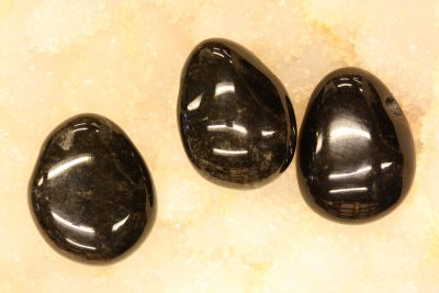 Obsidian sort steinanheng tverrboret med 3mm hull 2.5 til 3cm