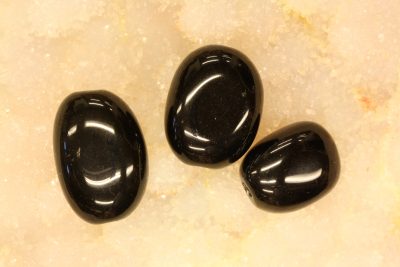 Obsidian sort steinanheng langsboret med 2.5mm hull 2.5 til 3cm