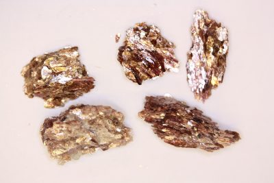 Muscovitt rød  &laquo;Rubinglimmer&raquo; fra Rustenburg i Sør Afrika ca 2cm i mikroeske