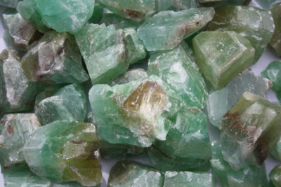 Calcitt grønn rå stein 4 til 6cm