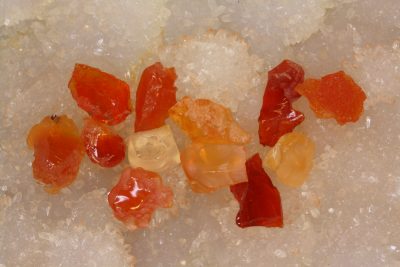 Opal ild råsteinsbit ca 1ct 6 til 10mm fra Mexico i mikroeske