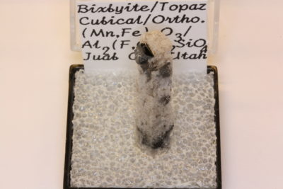 Bixbyitt krystall på topas fra Utah USA 28mm B