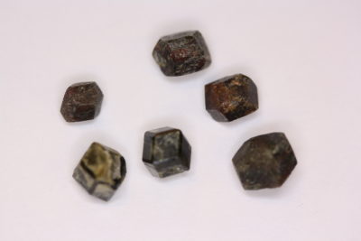 Granat Andraditt  krystall 5 til 8mm i mikroeske